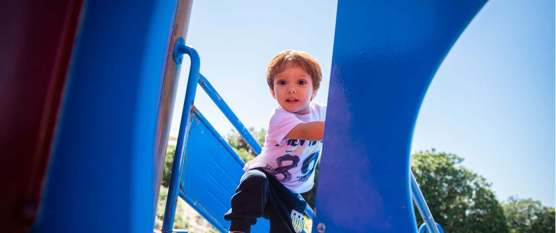 Bambino si diverte sullo scivolo
