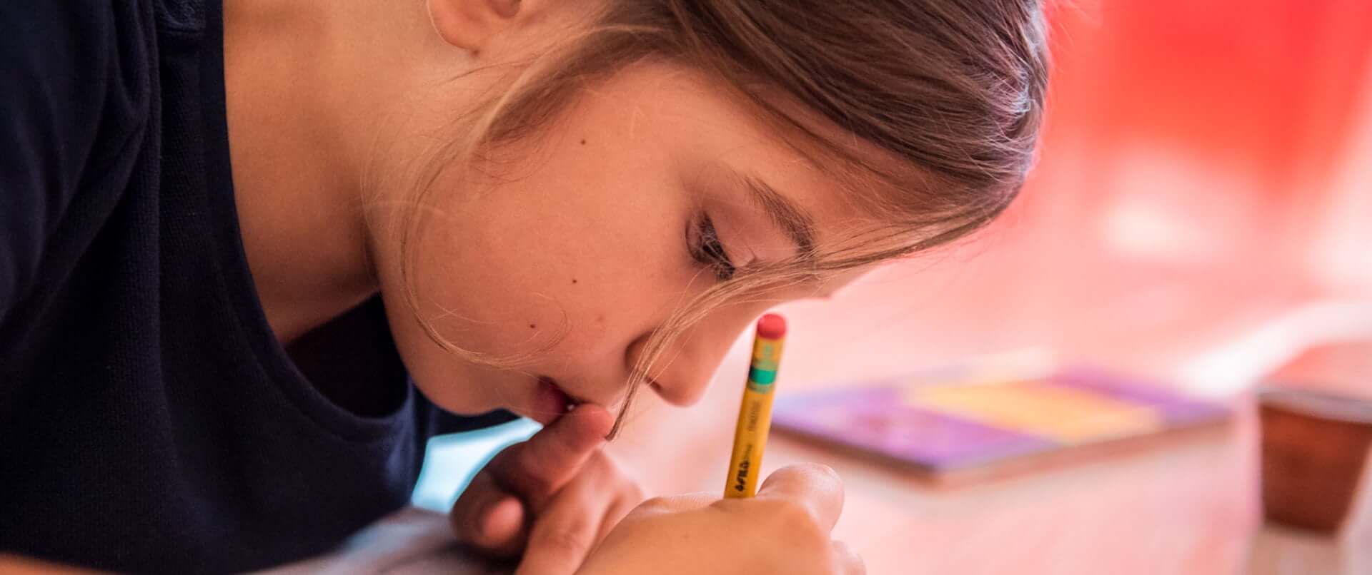 Bambina che disegna