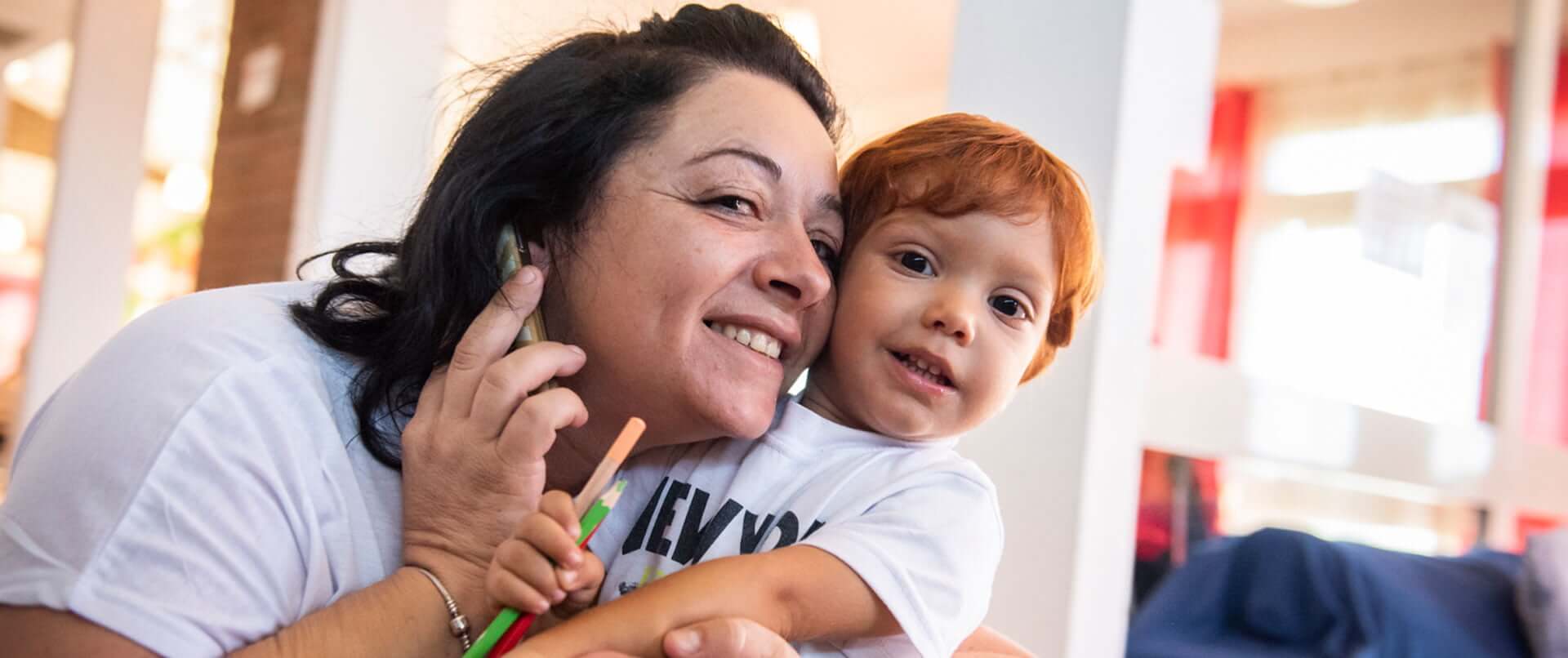 Abbraccio di mamma e figlio