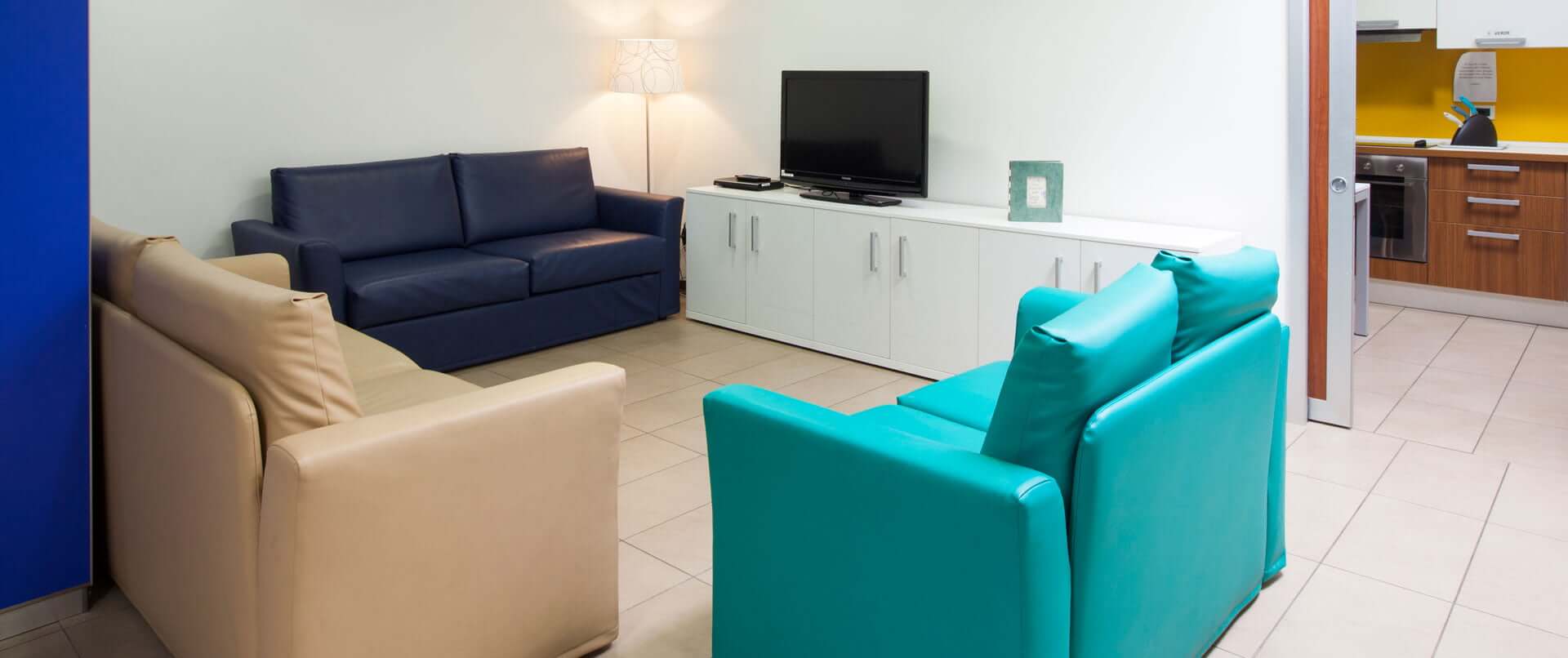 Salotto con divani e tv